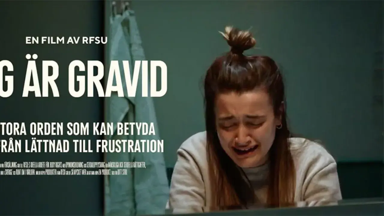 En ung kvinna gråter. Texten "G ÄR GRAVID" och "STORA ORDEN SOM KAN BETYDA FRÅN LÄTTNAD TILL FRUSTRATION" antyder att hon hatar att vara gravid.