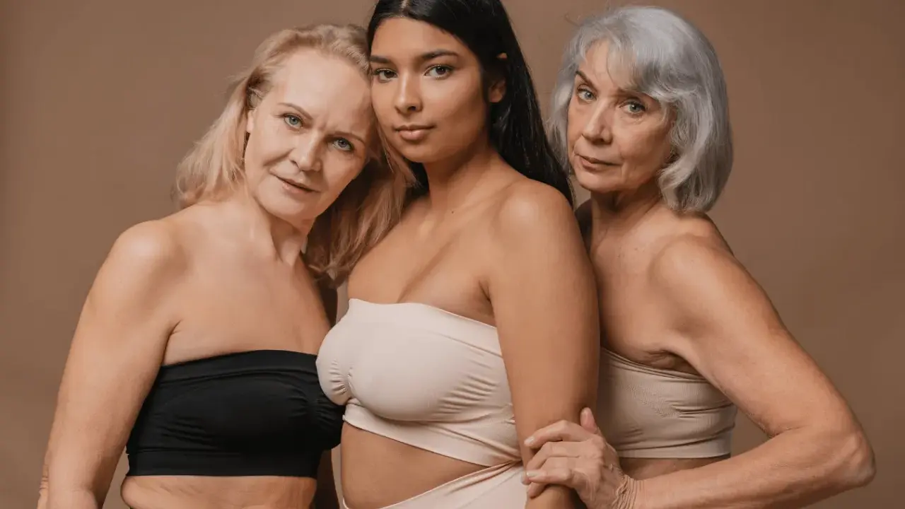Tre kvinnor i olika åldrar, en ung och två äldre, poserar tillsammans. Frågan "kan man bli gravid i klimakteriet" kan dyka upp när man ser dem.