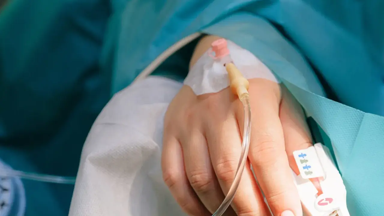 En hand med droppslang, en påminnelse om en misslyckad tvt-operation.