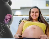 En gravid kvinna ler och håller i fjärrkontrollen. Till vänster syns en illustration av en livmoder med en bebis position i magen.