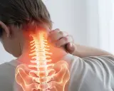 Person med ont i nacken efter fall. Ryggraden lyser rött där smärtan sitter.
