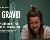 En ung kvinna gråter. Texten "G ÄR GRAVID" och "STORA ORDEN SOM KAN BETYDA FRÅN LÄTTNAD TILL FRUSTRATION" antyder att hon hatar att vara gravid.