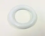 En vit, glansig prolapsring ligger på en ljus bakgrund. Den är rund och har en tjock, slät yta.