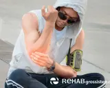 Man med smärta i armbågen, kanske en skillnad musarm tennisarmbåge.