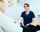 Läkare undersöker en patient med elektroder på benen. Bilden visar en situation där tjejer som kissar på sig kan få hjälp.