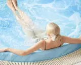 En gravid kvinna njuter av ett varmt jacuzzi.