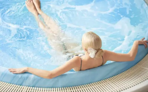 En gravid kvinna njuter av ett varmt jacuzzi.