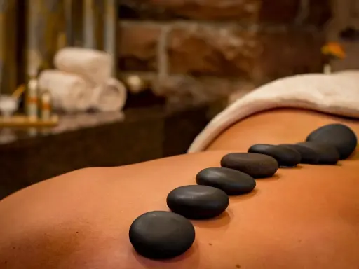 Varm stenmassage lindrar ont i ryggen gravid. Avslappnande behandling för trötta ryggar.
