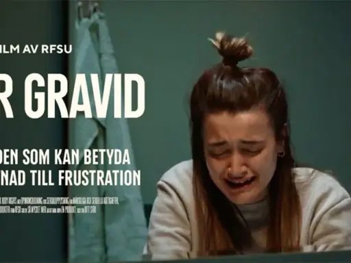 En ung kvinna gråter. Texten "G ÄR GRAVID" och "STORA ORDEN SOM KAN BETYDA FRÅN LÄTTNAD TILL FRUSTRATION" antyder att hon hatar att vara gravid.