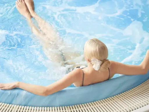 En gravid kvinna njuter av ett varmt jacuzzi.