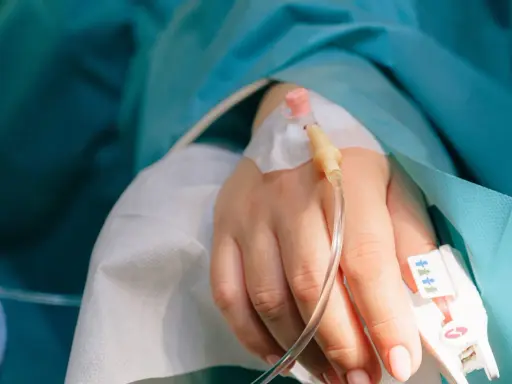 En hand med droppslang, en påminnelse om en misslyckad tvt-operation.