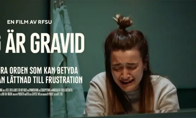 En ung kvinna gråter. Texten "G ÄR GRAVID" och "STORA ORDEN SOM KAN BETYDA FRÅN LÄTTNAD TILL FRUSTRATION" antyder att hon hatar att vara gravid.