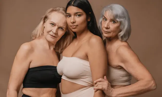 Tre kvinnor i olika åldrar, en ung och två äldre, poserar tillsammans. Frågan "kan man bli gravid i klimakteriet" kan dyka upp när man ser dem.