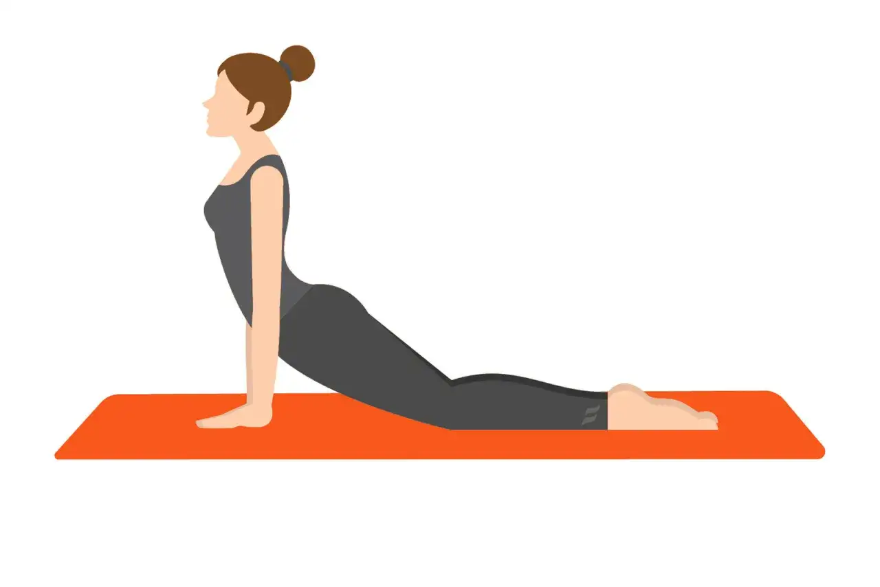 Kvinna i yogaposition p&aring; matta, kan hj&auml;lpa vid ont i ryggen gravid.