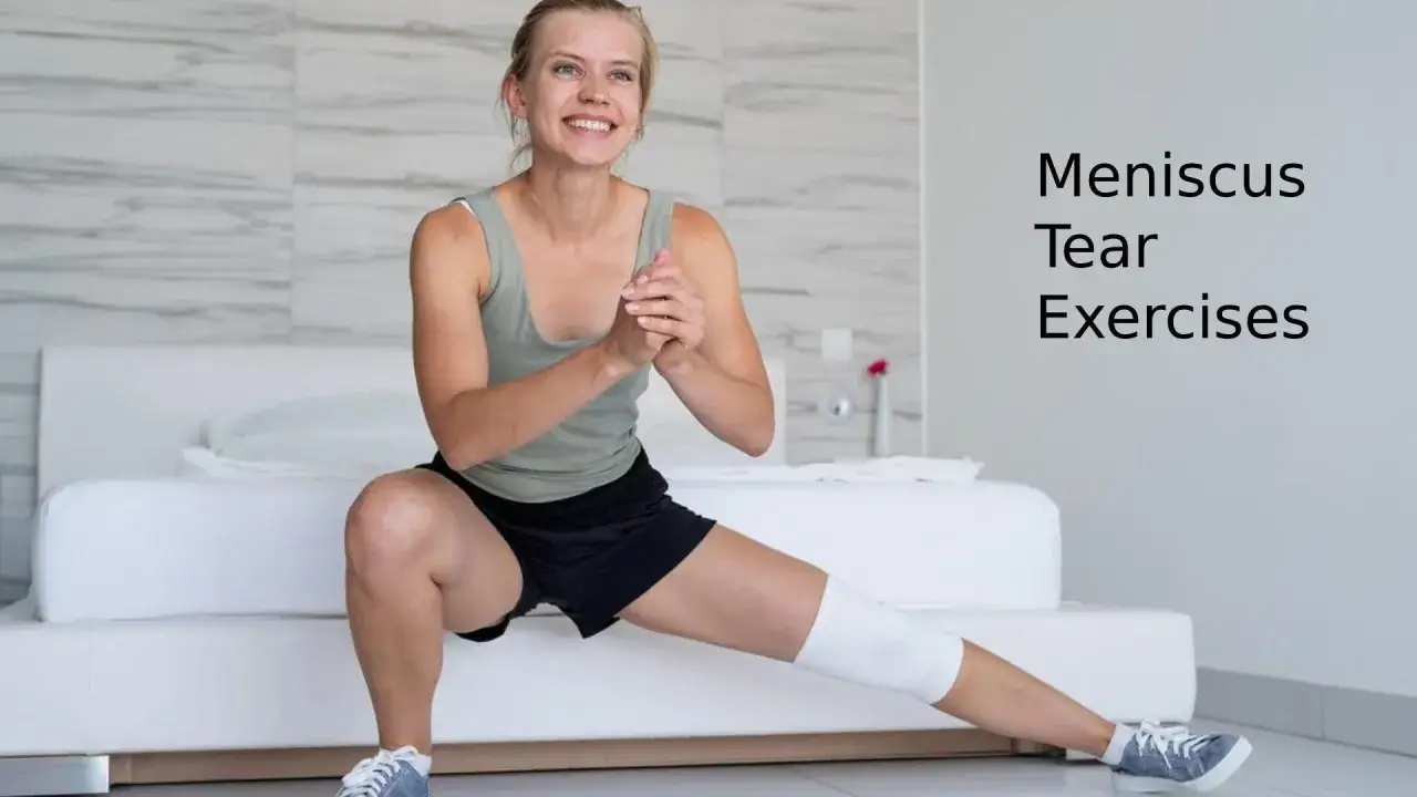 Glad kvinna utf&ouml;r &ouml;vningar f&ouml;r rehab meniskskada. Hon sitter p&aring; en s&auml;ng med ett bandage runt ena kn&auml;t.