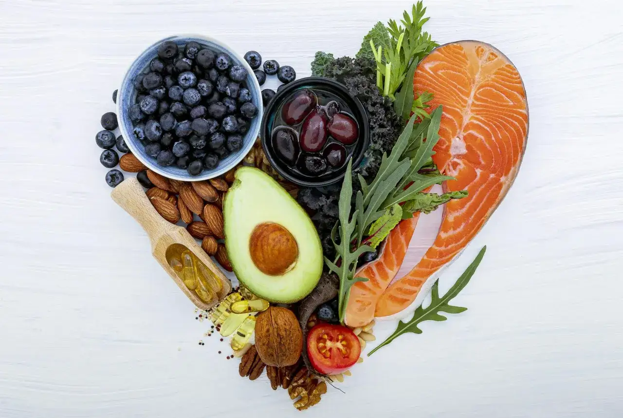 LCHF-v&auml;nlig mat f&ouml;r graviditet: lax, avokado, b&auml;r, n&ouml;tter och kapslar.