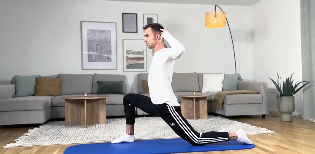 Man utf&ouml;r en stretch&ouml;vning f&ouml;r nacken, en del av sjukgymnastik f&ouml;r att lindra stelhet.